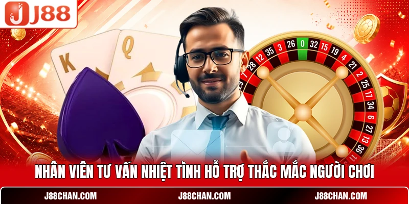 Nhân viên tư vấn nhiệt tình hỗ trợ thắc mắc người chơi